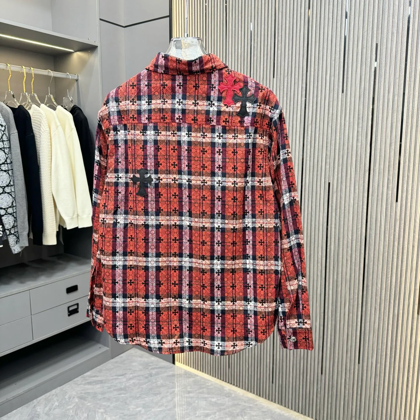 🅿️290 new arrival🆕 CH Crow Heart Horseshoe printing technology with hardware fasteners | Mid-length shirt jacket with lapel, horseshoe logo woven; letter logo buttons, the upper body effect is straight and stylish; cuff buttons are all cross buttons, and the inside is hemmed; noteworthy details are closed, the square mark on the hem must be a three-line motorcycle, not a flat machine sewing. A single piece is overweight. This quality is only available in red. Color: picture color. Size: S-xxl.